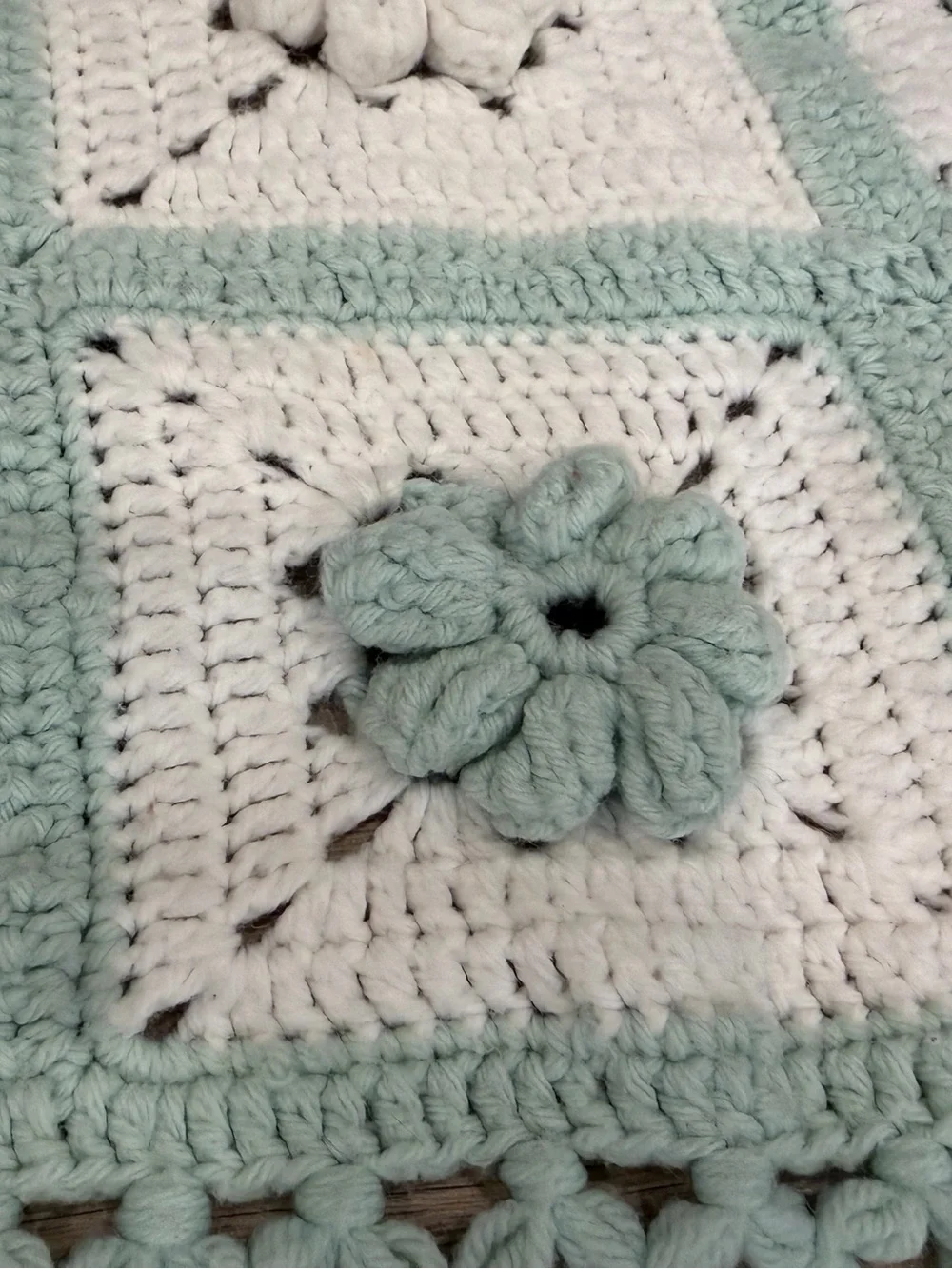 🌿 Vintage Crochet Granny Square Blanket